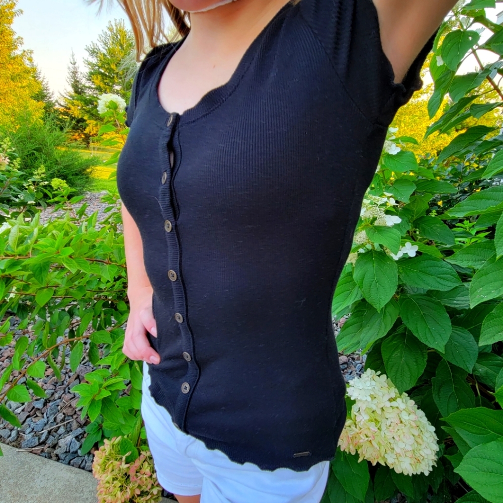 Hollister must have scalloped hem ribbed button tee black XS.